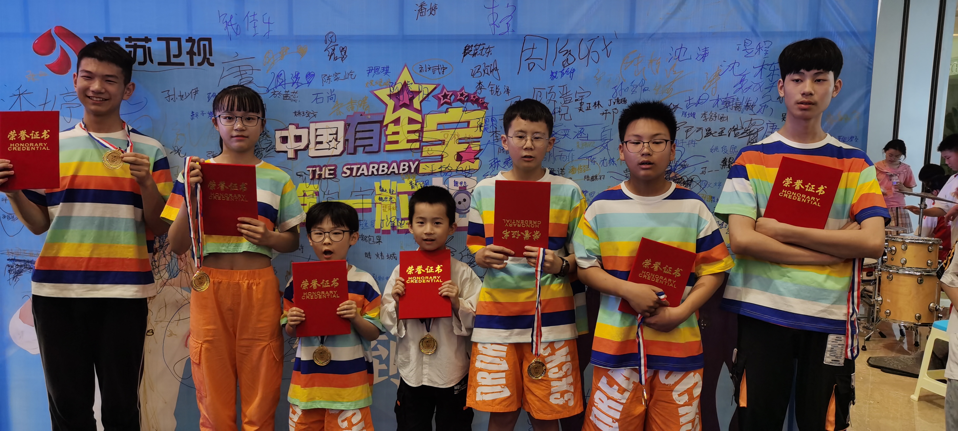 少儿架子鼓比赛现场记录,利未架子鼓学员在演奏过程中保持稳定节奏,完成舞台展示